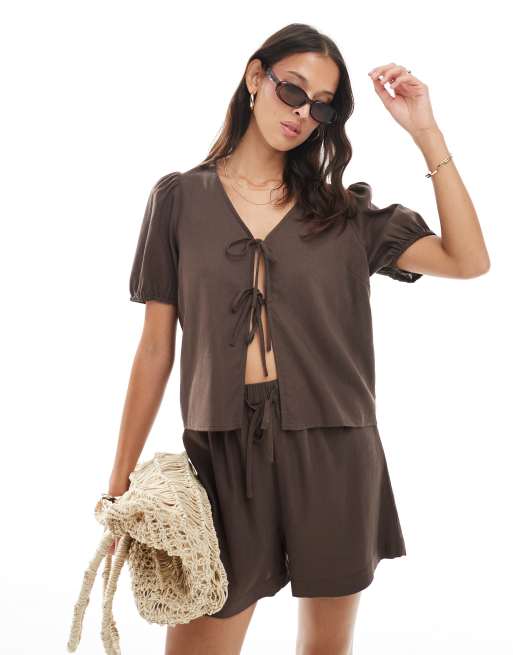 Pieces - Top a maniche corte marrone cioccolato con dettagli allacciati in coordinato