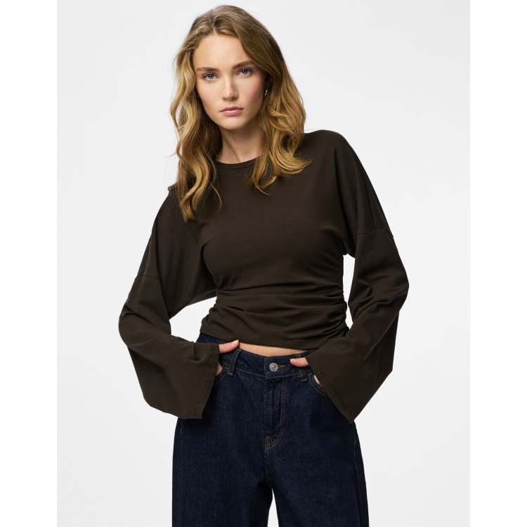 Maglia a maniche lunghe con maniche a campana e bordo ondulato, vestibilità slim fit - kaki scuro