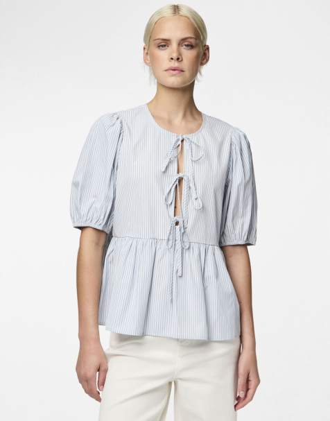 Pieces – Top in verblasstem Denimblau mit Puffärmeln - view 1