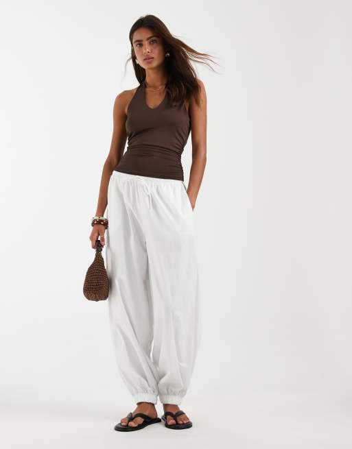 Pieces - Top marrón chocolate ceñido con cuello halter, 2 de 4