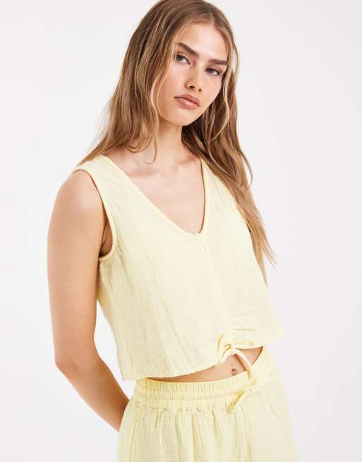 Pieces - Completo in cotone stropicciato giallo pastello con pantaloncini a vita alta e top senza maniche allacciato sul davanti, 2 di 3