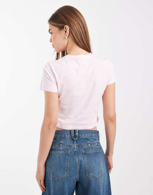 Pieces – Valentines – Knapp geschnittenes T-Shirt in Blassrosa mit Herzmotiv, 3 von 4