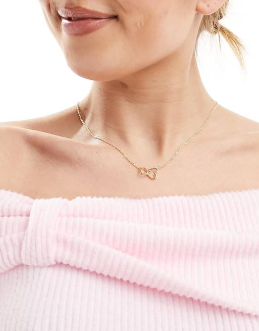 Pieces – Valentinstag – Goldfarbene Halskette mit ineinandergreifenden Herzen und Geschenkkarte