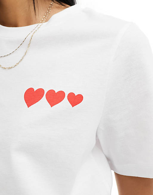Pieces – Valentinstag – T-Shirt in Weiß mit Herz-Motiv | ASOS