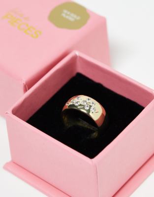 Pieces - Vergoldeter, breiter Ring mit verstreuten Schmucksteinen in Geschenkbox-Goldfarben