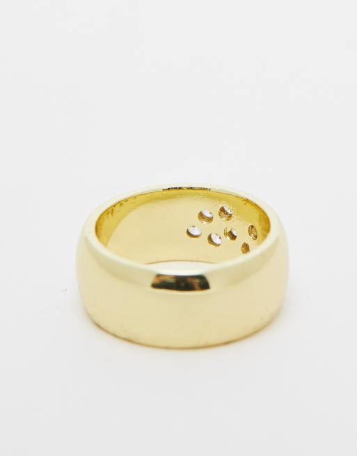 Pieces – Vergoldeter, breiter Ring mit verstreuten Schmucksteinen in Geschenkbox