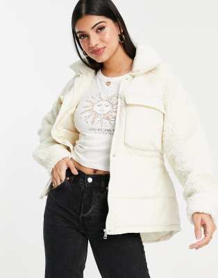 Pieces - Veste matelassée en imitation peau de mouton mélangée avec ceinture - Crème