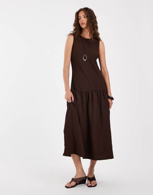 Pieces - vestido maxi texturizado con talle bajo en marrón café, 2 de 4