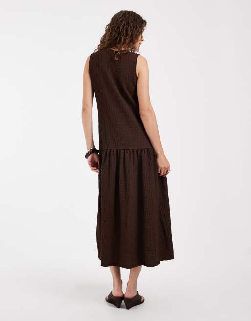 Pieces - vestido maxi texturizado con talle bajo en marrón café, 4 de 4