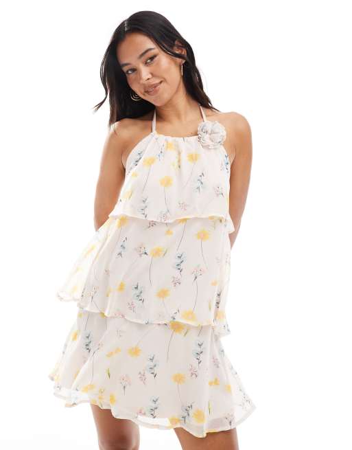 Pieces - Vestito corto a balze rosa pallido a fiori con volant e decorazione a forma di fiore
