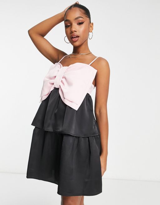 Pieces - Vestito corto premium a balze nero e rosa con fiocco oversize