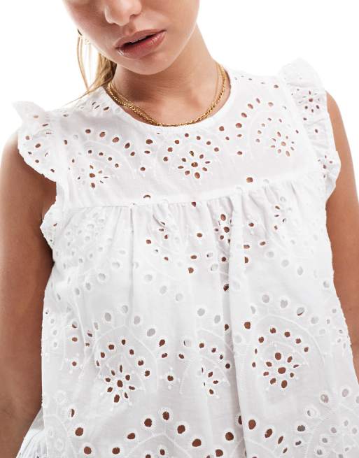 Pieces – Vit, ärmlös, smockad topp i broderie anglaise, 2 av 4
