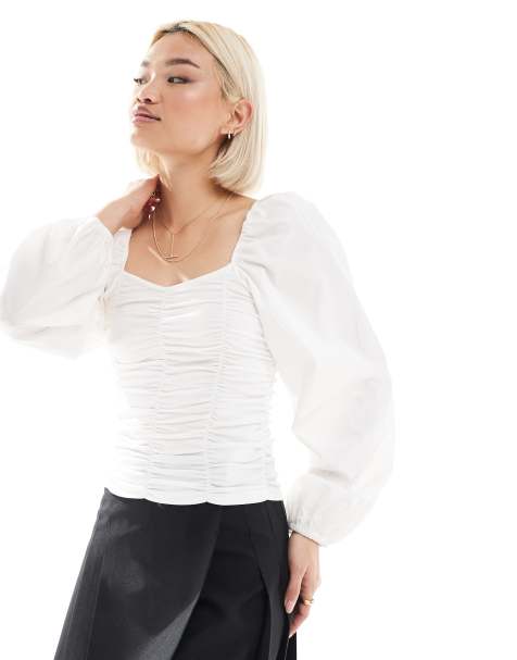 Pieces – Vit jersey-topp med rynkade statement-ärmar - view 1