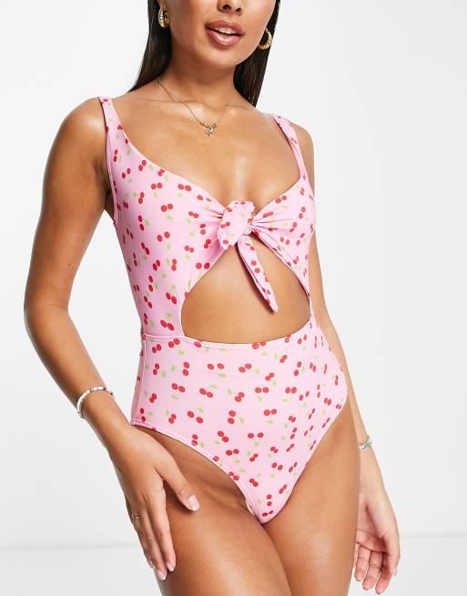 Pieces – Vorn gebundener Badeanzug in Rosa mit Zierausschnitt und Kirschmuster, 3 von 4