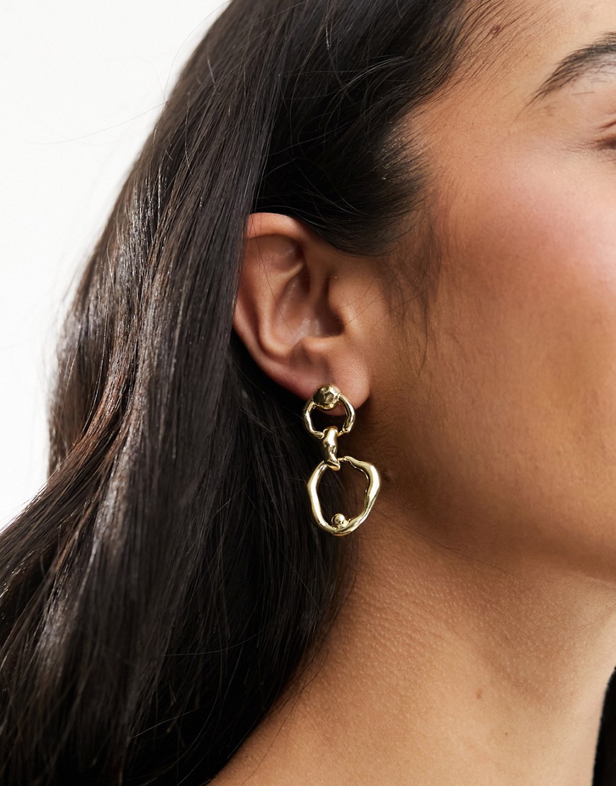 Pieces wavy double hoop earrings in gold