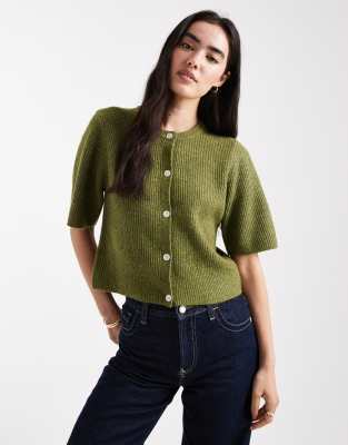 Pieces - Weiche, kurzärmlige Strickjacke in Dunkelgrün