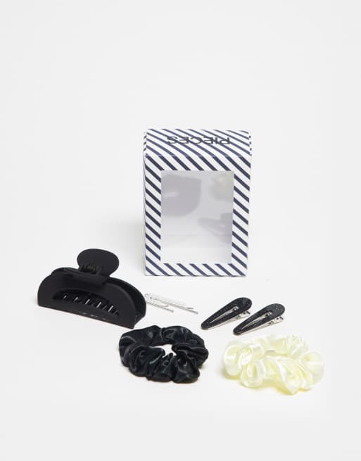 Pieces – Weihnachten – Geschenkbox mit Haarschmuck in Schwarz und Weiß