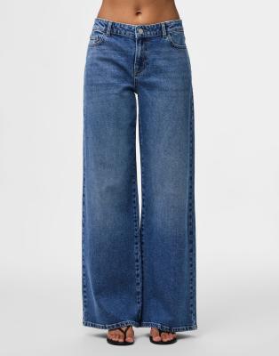 Pieces - Weit geschnittene Denim-Jeans in Mittelblau