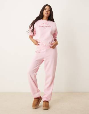 Pieces - Wellness - Jogginghose in Babyrosa mit Bündchen und „Sports And Running Club"-Print, Kombiteil