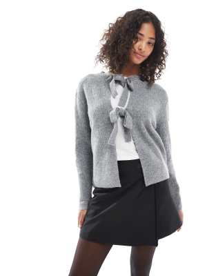 Pieces - Wendbare Strickjacke in Grau mit gebundener Vorderseite