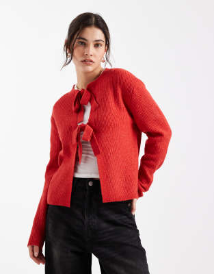 Pieces - Wendbare Strickjacke in Rot mit gebundener Vorderseite