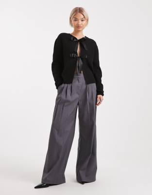 Pieces - Wendbare Strickjacke in Schwarz mit Schleife aus Satin