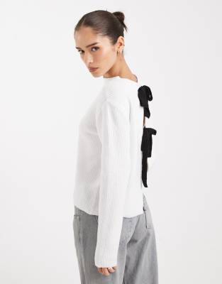 Pieces - Wendbare Strickjacke in Weiß mit kontrastierenden Bindebändern