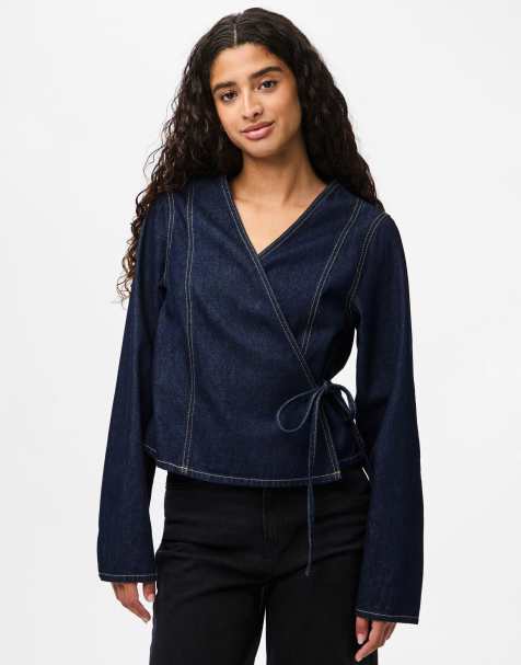 PIECES – Wickelbluse aus Denim in Dunkelblau - view 1