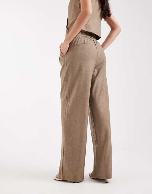 Pieces wide leg tailored trouser co-ord in light brown, 4 of 5