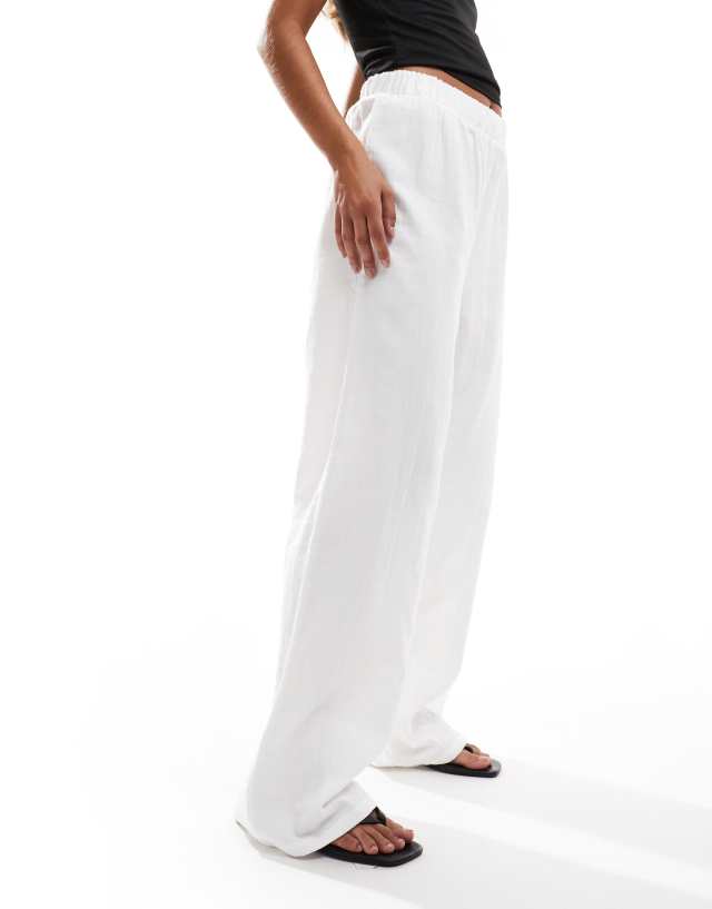 Pieces - wide leg trousers in white