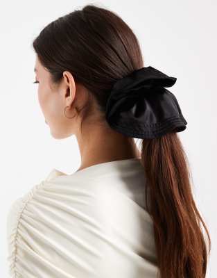 Pieces - XL - Scrunchie aus Satin in Schwarz