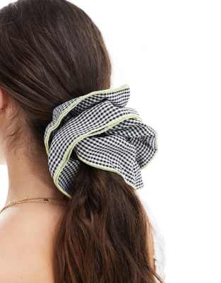 Pieces – XL – Scrunchie-Haargummi mit Vichy-Karos in Schwarz - view 1