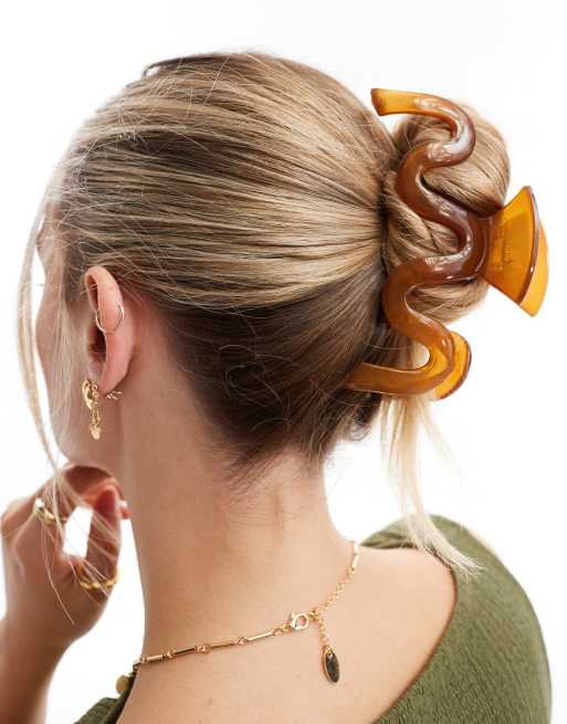Pieces XL squiggle hair claw clip in dark brown, 3 of 4