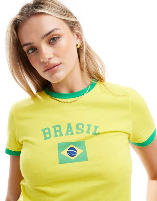 Pieces – Żółty przylegający T-shirt w piłkarskim stylu z grafiką z motywem Brazylii