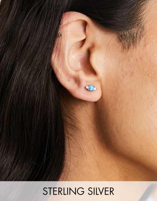 Piercing de botón individual plateado con piedra azul de Kingsley Ryan