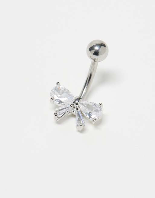 Piercing para el ombligo plateado con diseño de lazo de acero de Kingsley Ryan, 2 de 3