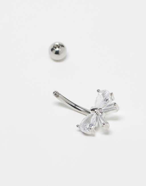 Piercing para el ombligo plateado con diseño de lazo de acero de Kingsley Ryan, 3 de 3