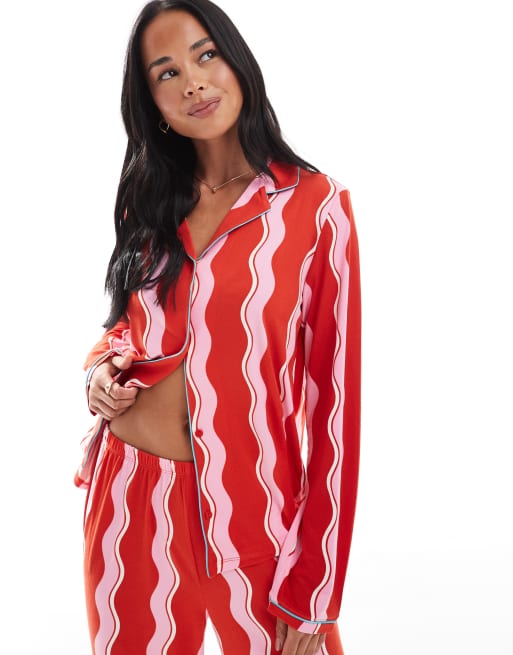 Pijama a rayas rojas onduladas de pantalones y top de manga larga con cuello de solapas de Urban Threads, 2 de 4