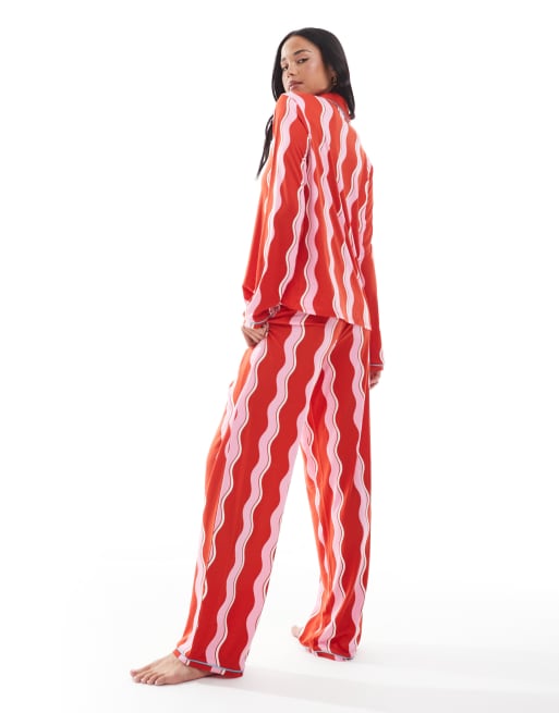 Pijama a rayas rojas onduladas de pantalones y top de manga larga con cuello de solapas de Urban Threads, 4 de 4