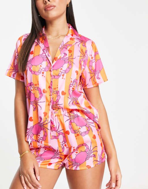 Pijama a rayas rosas y naranjas de camisa y pantalones cortos con estampado de cangrejos de satén de ASOS DESIGN Curve