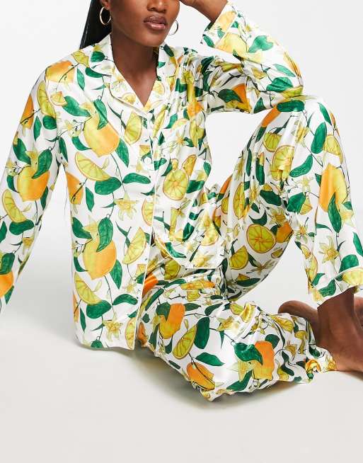 Pijama amarillo de camisa y pantalones con estampado de limones de satén de Night, 2 de 4