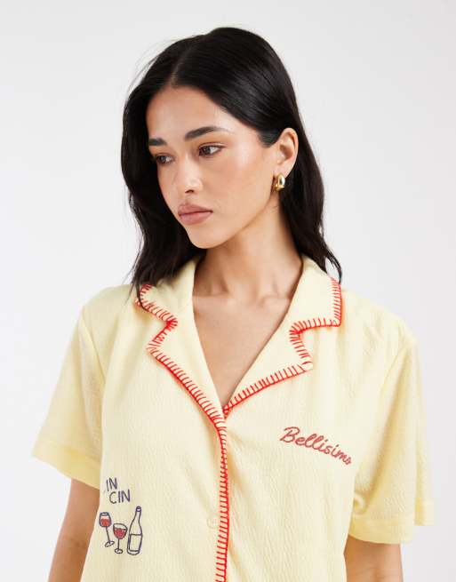 Pijama amarillo limón de pantalones cortos y top con cuello de solapas y texto "Bellisimo" de tejido liso de Loungeable, 2 de 4