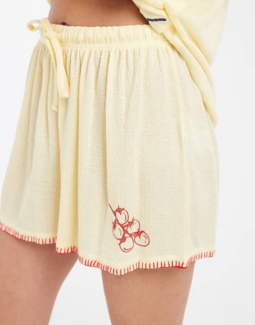 Pijama amarillo limón de pantalones cortos y top con cuello de solapas y texto "Bellisimo" de tejido liso de Loungeable, 3 de 4