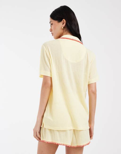 Pijama amarillo limón de pantalones cortos y top con cuello de solapas y texto "Bellisimo" de tejido liso de Loungeable, 4 de 4