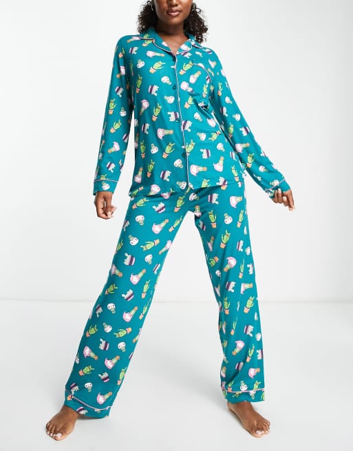 Pijama azul cerceta con estampado de gatos y cactus de camisa de manga larga y pantalones de Chelsea Peers