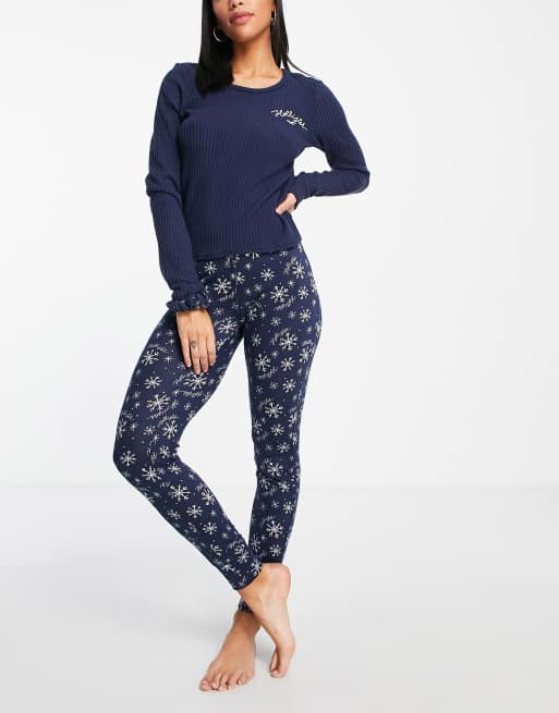 Pijama azul con estampado de copos de nieve de Hollister 
