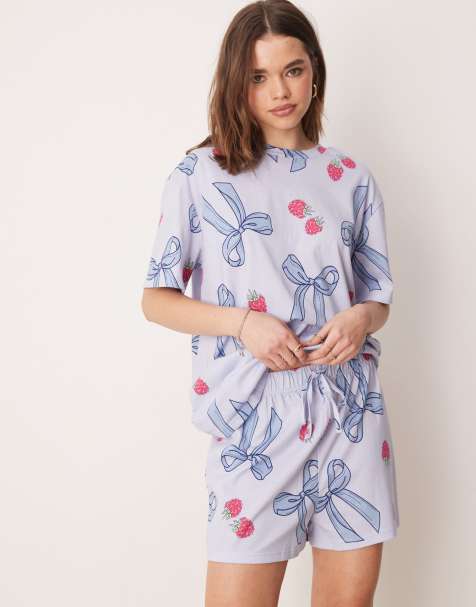 Pijama azul de camiseta extragrande y pantalones cortos con estampado de lazos y bayas de ASOS DESIGN - view 1