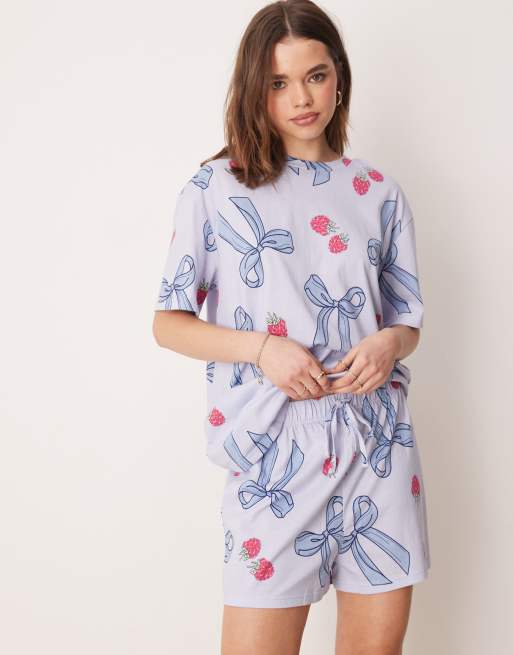 Pijama azul de camiseta extragrande y pantalones cortos con estampado de lazos y bayas de ASOS DESIGN