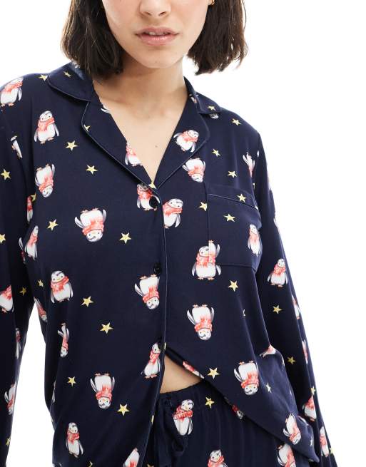 Pijama azul marino con estampado de pingüinos para Navidad de tejido muy suave de Loungeable , 2 de 4