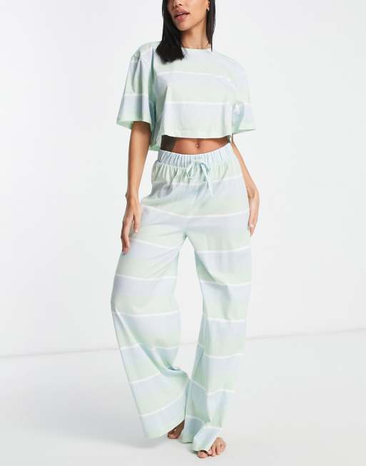 Pijama azul y verde de camiseta y pantalones de pernera ancha a rayas variadas de ASOS DESIGN